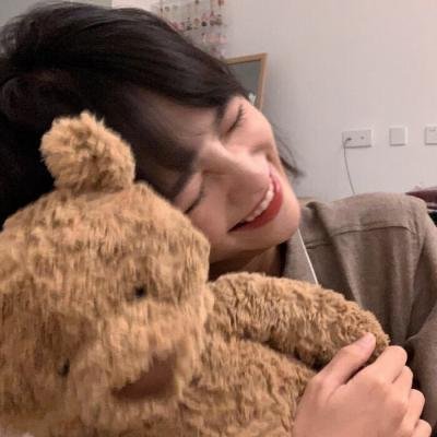 没有耳朵的兔子和两只耳朵的小鸡